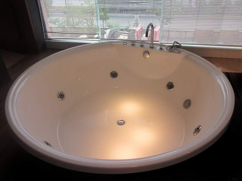 Круглая гидромассажная ванна джакузи Sunrans SR5C026 (рис.2) Круглая гидромассажная ванна джакузи Sunrans SR5C026 (рис.2)